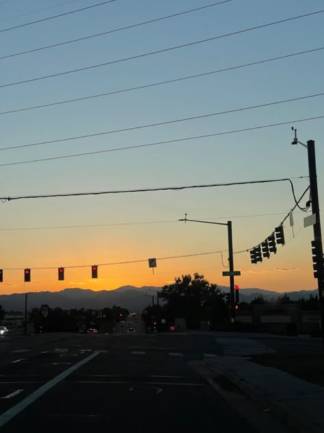 colorado, sunset, denver, mountains, lights, aesthetic, picture inspo Denver Colorado Aesthetic Summer, Colorado Springs Aesthetic, Denver Colorado Aesthetic, Denver Aesthetic, Denver Photoshoot, Denver Mountains, Colorado Aesthetic, Colorado Sunset, Being Delulu