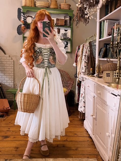 Fair Ootd, Whimsical Outfit Ideas, Ren Fest Costumes Women, Hobbit Inspired Outfits, Casual Ren Faire Outfit, Renfaire Inspiration, Hobbit Outfit, Hijiri Byakuren, Fairytale Outfits