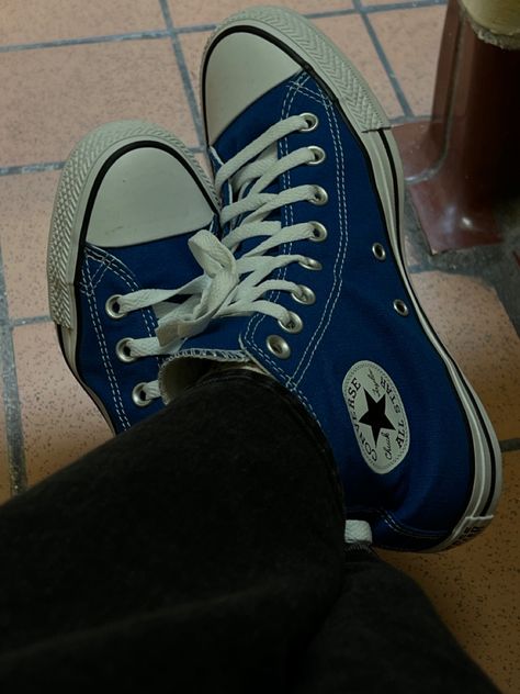 Sally Jackson Aesthetic, Fanexpo Cosplay, Blue Converse Aesthetic, Annabelle Core, Percy Aesthetic, Dark Blue Converse, Percy Jackson Costume, Sally Jackson, Converse Aesthetic