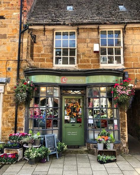 Flowers Message, Store Front Windows, Urban Shop, Cute Store, Florist Shop, Shop Fronts, Green Door, Shop Front, Pretty Green