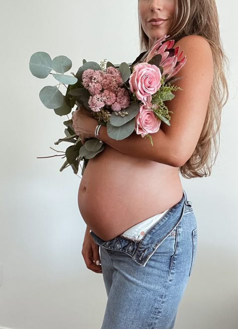 Pregnant Flowers Photoshoot, Pregnant Belly Flowers, Maternity Pictures With Flower Bouquet, Flower Bump Picture, Half Bloomed Pregnancy Photos, Maternity Photo Shoot Flowers, Maternity Session With Flowers, Bouquet Maternity Shoot, Maternity Photos With Flowers Bouquets