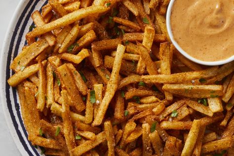 The spice blend is so good. Cajun Fries Recipe, Cajun Seasoning Recipe, French Fries At Home, Fries At Home, Cajun Fries, Homemade Cajun Seasoning, Making Fried Chicken, Crispy French Fries, Fries Recipe