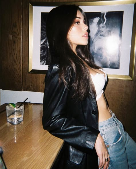 Estilo Madison Beer, Madison Beer Style, Leather Blazer Jacket, Looks Street Style, Side Profile, Madison Beer, Insta Photo Ideas, Leather Blazer, Looks Vintage