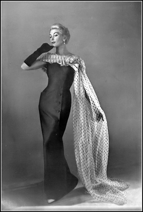 Dior New Look, High Fashion Couture, Dots Fashion, Balmain Collection, Fashion Pic, Fashion Couture, Vintage Icons, Vintage Suits, Vintage Gowns