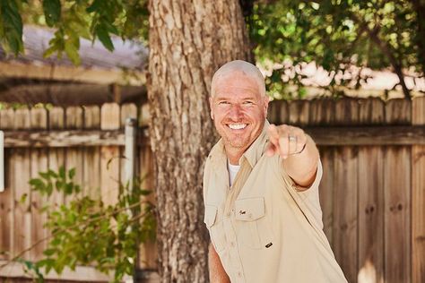 Chip Gaines is a television personality and host from the United States. Chip Gaines is a businessman that specializes in home construction and design. He has also been featured on HGTV for his wonderfully refurbished homes. He is the spouse of Joanna Gaines, who has relocated to Magnolia headquarters. Crew Gaines, Chip Gaines, My First Home, Social Media Challenges, Bald Hair, Chip And Joanna Gaines, Bald Head, Bald Heads, Star Hair