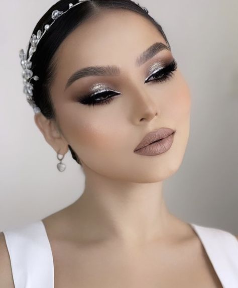 Silver Glam Eye Makeup, Silver Bride Makeup, Quince Silver Makeup, White And Silver Makeup Looks, Prom Glam Makeup Silver, Glam Makeup Silver, Silver Wedding Makeup, Silver Bridal Makeup, White Silver Makeup