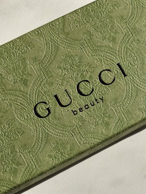 Gucci Green Packaging, Gucci Branding Design, Green Packaging Design Boxes, Luxury Green Packaging, Gucci Packaging Design, Gucci Beauty Aesthetic, Green And Gold Packaging, Luxury Green Branding, Luxury Packaging Design Boxes Branding