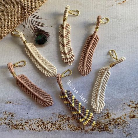 Stunning macramé keychains 😍😍 Follow and support this artist @makrome_flower | Instagram Macrame Stone Wrapping Tutorial, Alpha Bet, Diy Crafts Keychain, Vintage Macrame Patterns, Macrame Feathers, Free Macrame Patterns, Macrame Plant Hanger Tutorial, Small Macrame, Crochet Earrings Pattern