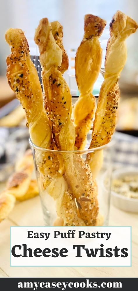 Food Recipes For A Crowd, Parmesan Breadsticks, Side Soup, Puff Pastry Cheese, Party Food Summer, Cheese Breadsticks, Summer Appetizer Recipes, Puff Pastry Twists, Cheese Bread Sticks