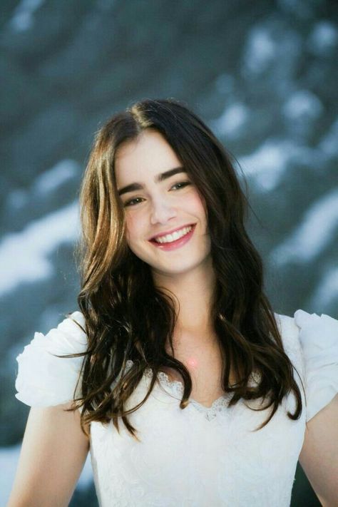 ليلي كولينز, Lily Collins Style, Lily Collins, Jolie Photo, Girl Face, Hair Colors, Ulzzang Girl, Pretty Face, Brown Hair