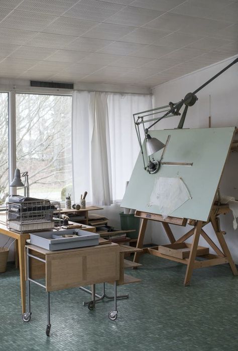 Photo 9 of 12 in Swedish Designer Bruno Mathsson’s Home Is a Perfect Midcentury Time Capsule - Dwell Art Studio Setup, Architect Lifestyle, Art Room Ideas, Creative Art Studio, Artist Home Studio, Famous Furniture Designers, Architect Desk, Home Studio Design, Art Atelier