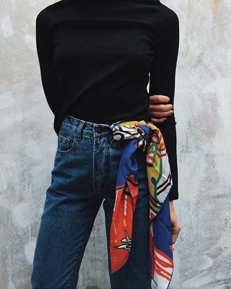 Wear a #silk #scarf tied on your jeans and if you get cold you can always wear it on your neck! How To Wear Scarves, Brunch Outfit, Mode Inspo, 가을 패션, Inspiration Mode, Mode Vintage, Looks Style, Mode Inspiration, Outfits Casuales