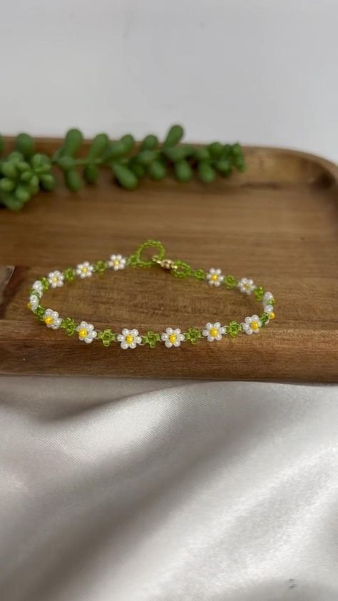 Daisy Bracelet| Beaded Bracelets #BeadingPatterns #BeadEmbroideryPattern #DIYBeadEmbroideryPatterns #BeadEmbroideryPatternsSimple Diy Bead Embroidery, Bead Flower, Seed Bead Pattern, Daisy Bracelet, Bead Embroidery Patterns, Detailed Jewelry, Bead Pattern, Beading Projects, Bracelet Beaded