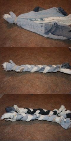 14 clever ways to reuse old socks Dog Toys Made From Jeans, Diy Denim Dog Toys Old Jeans, Jean Dog Toys Diy, Denim Dog Toys Old Jeans, Upcycled Dog Toys, Denim Dog Toys Diy, Denim Dog Toys, Dog Goals, Doggie Clothes