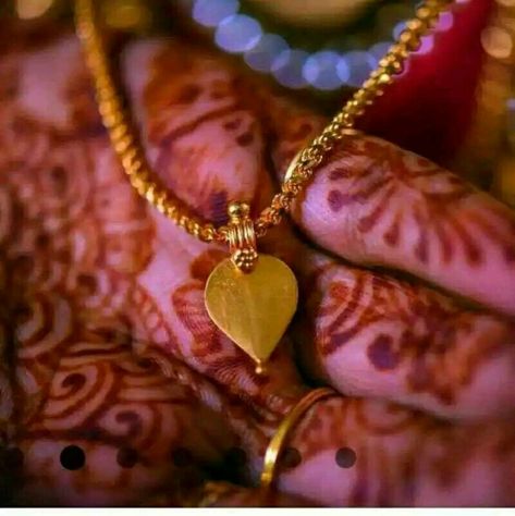 Kerala Hindu Thaali Locket Designs, Thali Locket Design, Thaali Design Kerala, Thali Designs Gold Hindu, Thali Chain Designs Gold Latest Kerala, Kerala Thali Locket, Kerala Mangalsutra Designs, Thali Designs Gold, Thaali Design