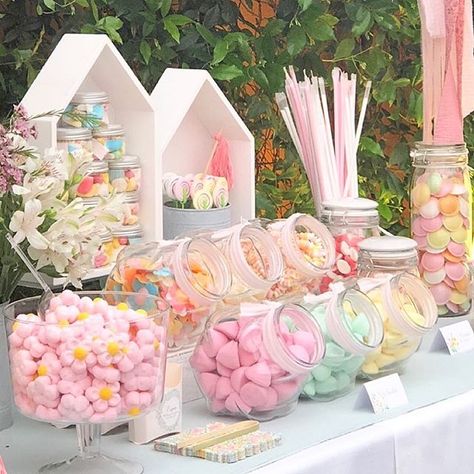 Candy Candy  Tenemos todo lo que necesitas para montar una mesa de golosinas perfecta. . . #lafiestadeolivia #sweetable #candybar #golosinas #comuniones2019 #sweet #candy Pastel Candy Buffet, Candy Bar Ideas For Parties, Candy Table Ideas Birthday, Pink Candy Table, Candy Station Wedding, Candy Bar Comunion, Birthday Hacks, Bas Mitzvah, 1st Birthday Girl Decorations