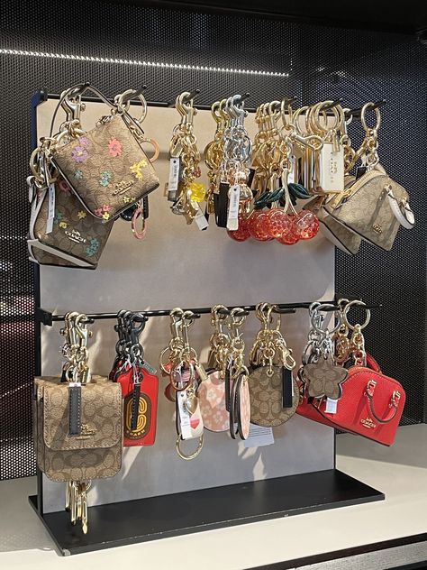 Luxury Keychain Aesthetic, Bags With Keychain Aesthetic, Mini Purse Keychain, Wallet With Keychain, Coach Wallet Aesthetic, Coach Purse Aesthetic, Bag Keychain Aesthetic, Cute Keychain Aesthetic, Coach Keychain Wallet