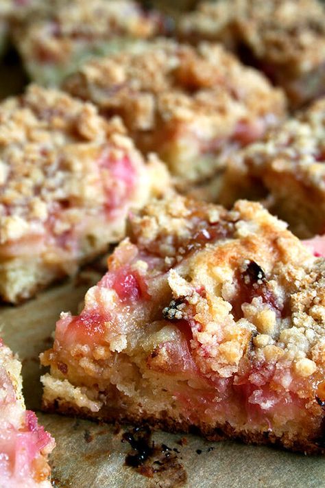 Rhubarb Buckle, Rhubarb Desserts, Oat Crumble, Crumble Bars, Baked Fruit, Rhubarb Recipes, Strawberry Rhubarb, Eat Dessert, Fruit Desserts