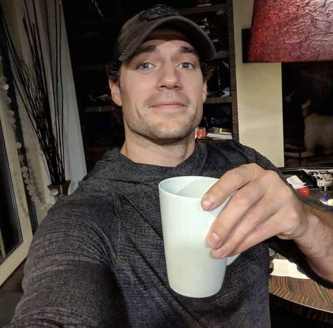 Henry Cavill Baseball Cap, Henry Cavill Selfie, Drunk Pictures, Hank Mccoy, Beauty Art Drawings, Lois Lane, Holy Trinity, Henry Cavill, Hell Yeah