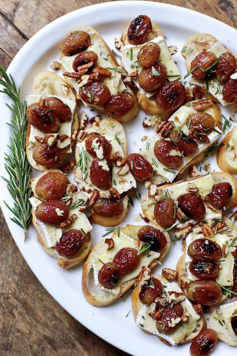 Brie Crostini, Roasted Grapes, Baguette Slices, Toasted Baguette, Thanksgiving Appetizer, Brunch Cake, Festive Recipes, Crostini Recipes, Honey Baked Ham