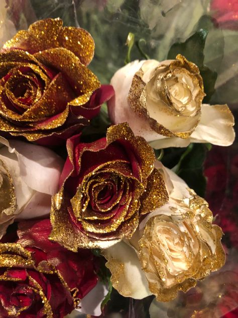 Roses And Gold Aesthetic, Golden Rose Aesthetic, Gold Red Aesthetic, Moodboard Pics, Golden Bday, Red Flower Bouquet, Descendants 4, Chic Christmas Decor, Crown Aesthetic