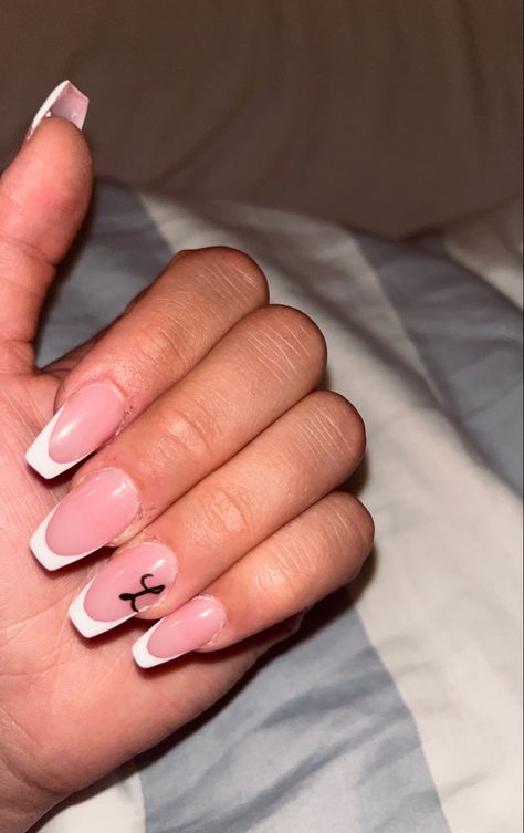 Bf Letter On Nails, Nail Initials Design French Tip, Nails With Letter L On It, Nails With One Letter, Nail Designs With Letters Ideas, Nails With L Initial Acrylic, Letter L Nail Design, Nails With An L Initial, Nails With L Letter