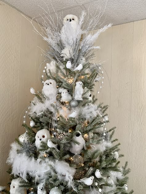 White Owl Christmas Tree, Owl Tree Topper Christmas, Owl Christmas Tree Ideas, Owl Christmas Tree Topper, Owl Christmas Tree, Pink Christmas Tree Decorations, Owl Tree, Owl Wreaths, Red White Christmas