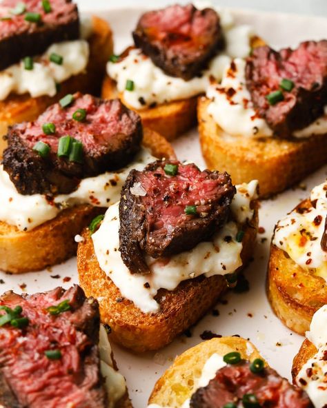 Burrata and Steak Crostini | Lindsey Eats Steak Crostini, How To Cook Steak, Best Appetizers, Appetizers For Party, Appetizer Snacks, Mac And Cheese, Finger Foods, Appetizer Recipes, Love Food