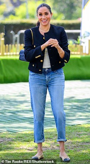 Estilo Meghan Markle, Meghan Markle Outfits, Kimberly Williams, Black Tweed Jacket, Open Collar Shirt, Princess Meghan, Meghan Markle Style, Husband Shirts, Mother Jeans