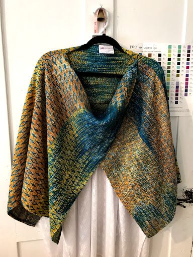 Weaving Clothes, Saori Weaving, Handwoven Shawls, Rigid Heddle Weaving, Loom Knitting Patterns, Handwoven Scarf, Weaving Designs, Woven Scarves, Poncho Pattern