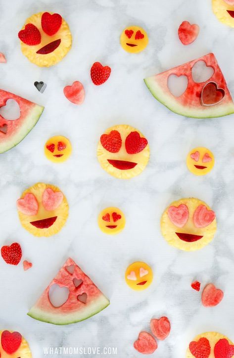 Heart Eye Emoji Fruit | Healthy snack ideas for kids - perfect for Valentines Day or an Emoji themed birthday party | Fun, simple breakfast or snack using fruit Toddler Cooking Activities, Valentines Snacks For Kids, Edible Desserts, Valentine's Day Snacks, Valentine Breakfast, Valentine Friends, Kid Breakfast, Team Meal, Keto Valentines