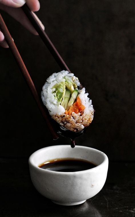 Japanese Food Photography, Sushi Vegan, Meals For Three, Food Art Photography, Vegan Sushi, Restaurant Photography, How To Make Sushi, Sushi Roll, Sushi Recipes