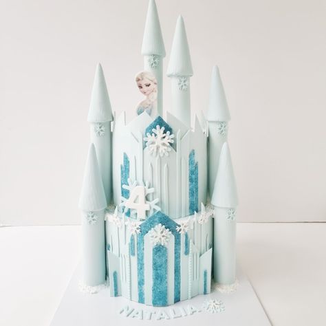 Frozen Cake Castle, Elsa Castle Cake, Birthday Frozen Theme, Candy Bar Frozen, Frozen Castle Cake, Princess Bday Party, Elsa Torte, Frozen Birthday Party Cake, Frozen Themed Birthday Cake