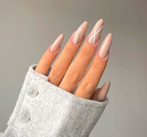 Nude abstract minimalist nails. Beige Nails Ideas, Chic Minimalist Nails, Brown Nail Designs, Nails Beige, Winter Nail Design, Line Nail Designs, Sophisticated Nails, Brown Nails Design, New Nail Art Design