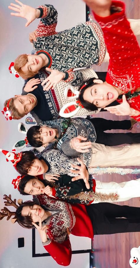 Bts Christmas Wallpaper, Bts Desktop Wallpaper, Christmas Profile Pictures, Bts Wallpaper Aesthetic, Ot7 Bts, Bts Wallpaper Lockscreen, Bts Christmas, Happy New Year Gif, Bts Polaroid