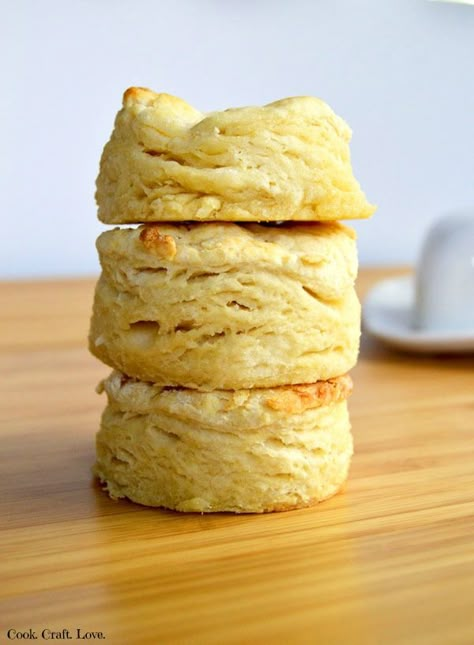 This biscuit recipe is so basic you'll want to whip them up for anything from biscuits and gravy to fried chicken and everything in between! Spice up these biscuits by adding savory ingredients! Easy Biscuit Recipe, Ginger Biscuits, Biscuit Bread, Biscuit Rolls, Biscuits Easy, Homemade Biscuits, Biscuits And Gravy, Buttermilk Biscuits, Paula Deen