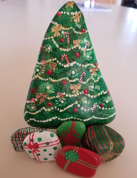 Christmas Tree and Presents Tree Painted Rocks, Rock Christmas Tree, Painted Rock Christmas, Painted Christmas Trees, Christmas Tree And Presents, Painted Rock Ideas, Christmas Pebble Art, Presents Christmas, Gift Drawing