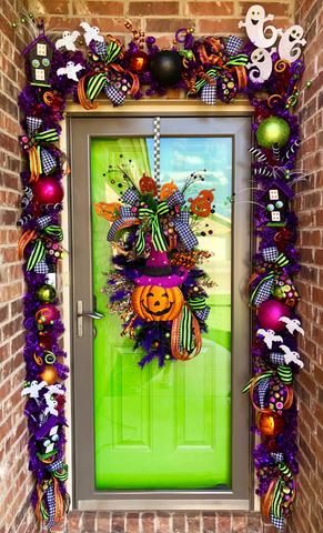 Spooktacular Halloween Door Decor Ideas – Miss Cayce's Wonderland Yard Halloween Decorations Ideas, Front Yard Halloween Decorations, Stylish Halloween Decor, Door Decor Ideas, Halloween Door Decor, Halloween Front Door, Halloween Door Wreaths, Halloween Front Doors, Scream Halloween