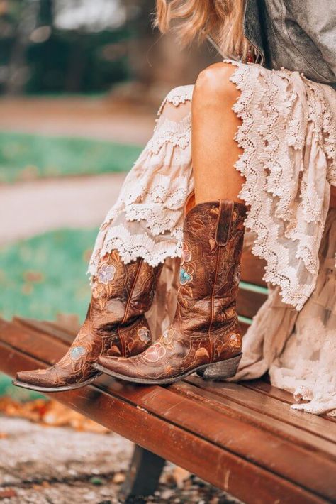 Old gringo boots with an bohemian white dress by Ibizabohogirl Boho Style Boots, White Bohemian Dress, Bohemian Boots, Bohemian Shoes, Boho Queen, Dresses With Cowboy Boots, Bohemian Style Clothing, Boho Boots, Bohemian Lifestyle