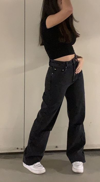 Baggy Black Jeans Outfit Aesthetic, Outfit Streetwear Girl, Mommy Jeans, Big Jeans, 2023 Outfits, Ripped Jeans Outfit, Outfits Con Jeans, Streetwear Girl, Outfit Streetwear