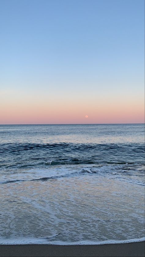 ocean sunset Beach Ocean Wallpaper, Ocean Beach Asthetics, Wallapers Aesthetics Ocean, Plain Beach Wallpaper, Sunset Wallpaper On The Beach, Ocean Screensaver, Ocean Vibes Aesthetic, Water Beach Aesthetic, Ocean Homescreen