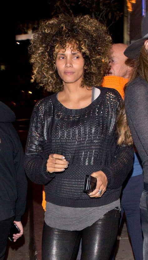 Halle Berry Transforms Her Look With a Headful of Next-Level Curls Adventures Outfits, Halle Berry Hairstyles, Vanessa Hudgens Style, Soft Gamine, Sassy Hair, African Hair, Latest Hair, Halle Berry, Vanessa Hudgens