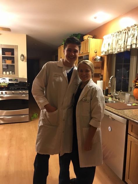 McDreamy & Meredith from Grey's Anatomy - cute couples costume Anatomy Couple, Unique Couples Costumes, Greys Anatomy Couples, Cute Couples Costumes, Diy Couples Costumes, Best Couples Costumes, Homecoming Week, Medical Theme, Tv Show Couples