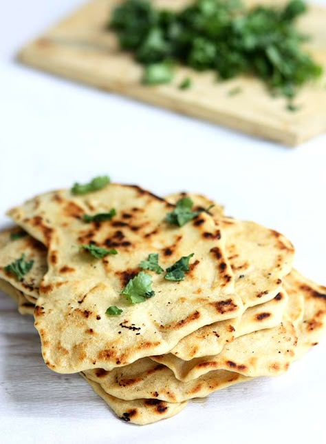 Quick Naan without Yeast | http://www.thekitchenpaper.com/quick-naan-without-yeast/ To go with butter chicken. Quick Naan Bread Recipe, Quick Naan, Naan Without Yeast, Ayam Mentega, Pain Naan, Skillet Bread, Recipes With Naan Bread, Flat Breads, Naan Recipe