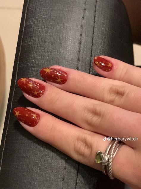 September Themed Nails, First Nails Ideas, Red Nail Short Designs, Twee Style Nails, Funky Nails Winter, Cozy Nails Aesthetic, Seventies Nails, Mismatched Nails Fall, Funky Fall Nail Designs