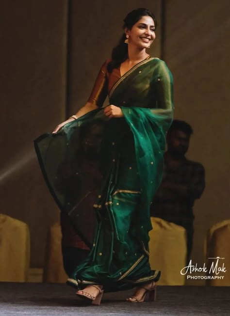 Green Saree Look For Wedding, Green Saare Blouse Combination, Simple Green Saree, Silk Saree For Convocation, Green Saree Blouse Ideas, Doctor In Saree, Blouse Designs For Green Saree, Aishwarya Lekshmi Outfits, Blouse For Green Saree