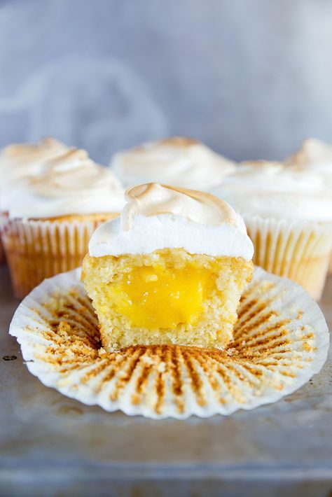 ~ Lemon Meringue Cupcakes ~ Lemon Meringue Cupcakes Recipe, Lemon Meringue Cupcakes, Meringue Cupcakes, Lemon Meringue Cheesecake, Meringue Frosting, Cupcakes Filled, Broma Bakery, Lemon Cupcakes, Cupcakes Recipe