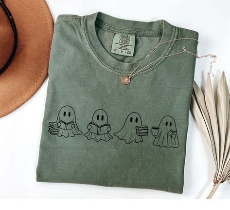 Diy Cricut Halloween Shirt, Spooky Cricut Shirt Ideas, Vinyl Fall Shirts, Spooky Season Shirt Ideas, Fall Cricut Shirt Ideas, Fall Shirt Ideas Vinyl, Fall T Shirt Ideas, Fall Cricut Shirts, Fall T Shirt Design Ideas