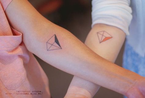 Seoul-based tattoo artist Seoeon's tattoos are so delicate and discreet that the fear of commitment disappears the moment you see her designs. Seoeon's signature style involves simple lines, pastel colors and geometric figures which she uses to create tiny whimsical designs with origami cranes, diamonds, cats, bows, unicorns and hearts. Doe Tattoo, Pyramid Tattoo, Korean Tattoo Artist, Tato Minimal, Korean Tattoos, Minimal Tattoo Design, Kunst Tattoos, Tattoo Zeichnungen, Matching Tattoo