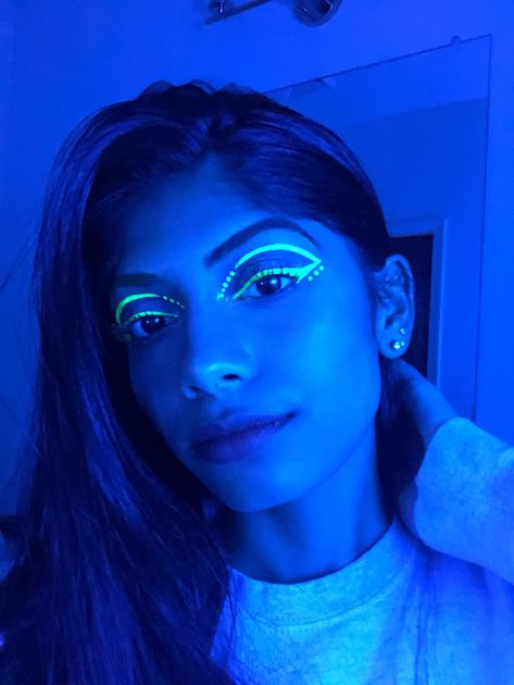 Uv Light Makeup Ideas, Blacklight Party Makeup, Uv Skeleton Makeup, Glow In The Dark Party Makeup, Uv Light Makeup, Uv Liner Looks, Black Light Outfits Party, Neon Uv Makeup, Blacklight Makeup Ideas